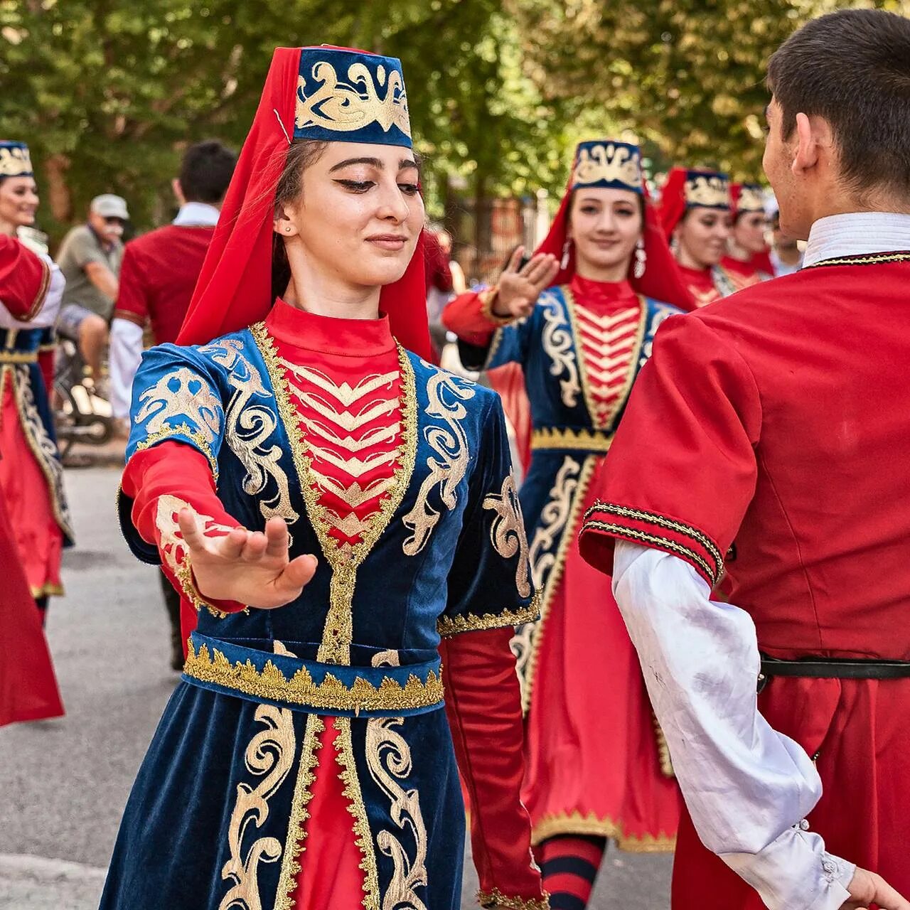 Осетины народ. Осетинский национальный костюм. Национальный костюм Армении. Осетины фото.
