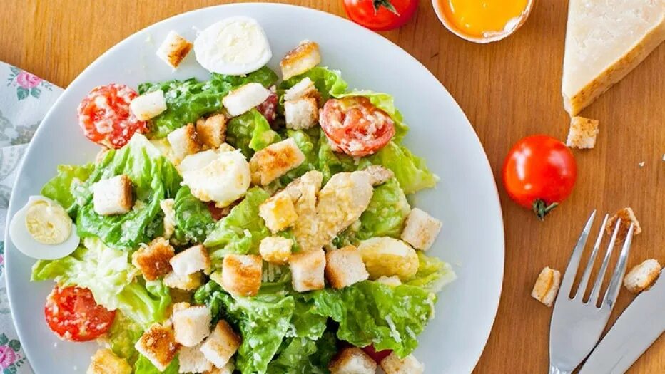 салат из кукурузы и картофеля. салат с курицей и кукурузой консервированной. салат ананас сыр яйца кукуруза. слоёный салат с копчёной курицей. салат с курицей и кукурузой и яйцом.