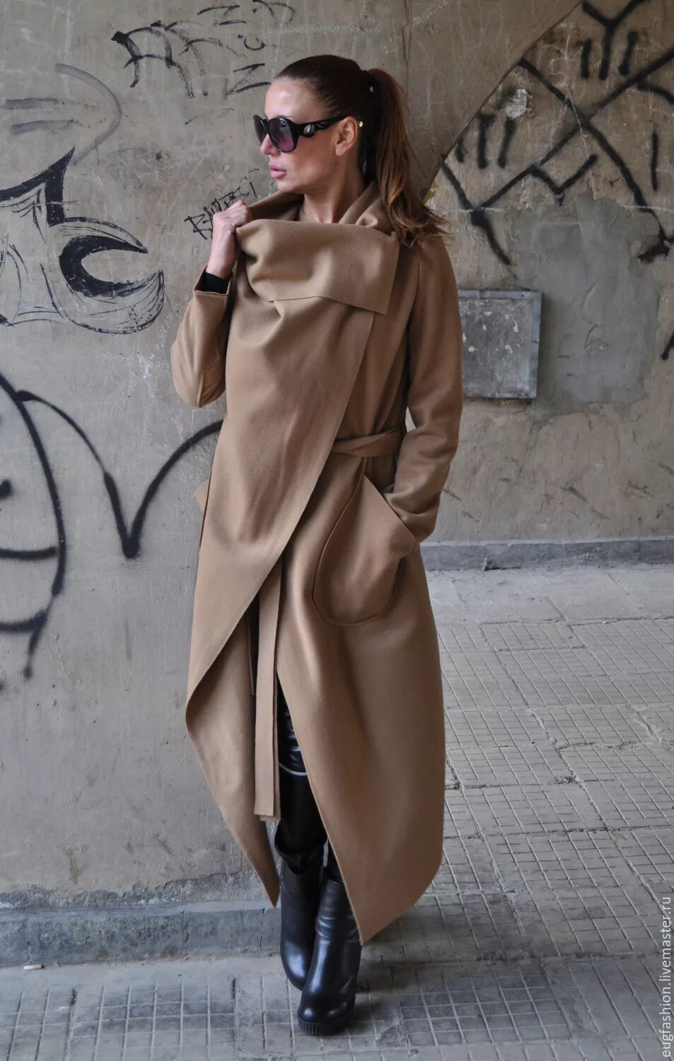 Необычное пальто женское. Оригинальное пальто женское. Пальто интересного кроя. Нестандартные пальто. Коричневое пальто кокон pompa.