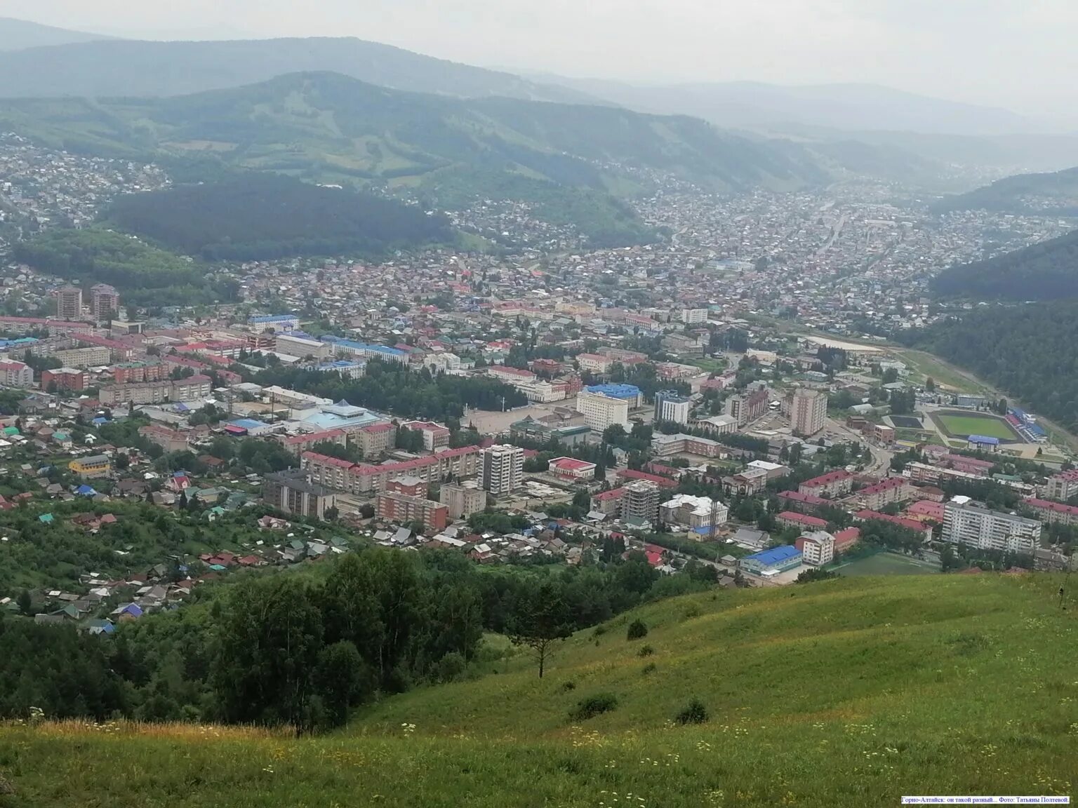 Черных горно алтайск. Смотровая Горно Алтайск. Гора в Горно-Алтайске смотровая площадка. Гора тугая в Горно-Алтайске смотровая площадка. Смотровая площадка Горно Алтайск тугая.