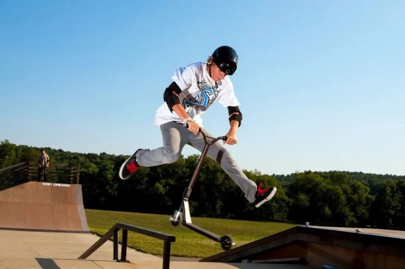 Трюки на трюковом самокате. Скейт для трюков. Самокат трюковый moon. Как научиться трюкам. Скейтборд трюки для начинающих.