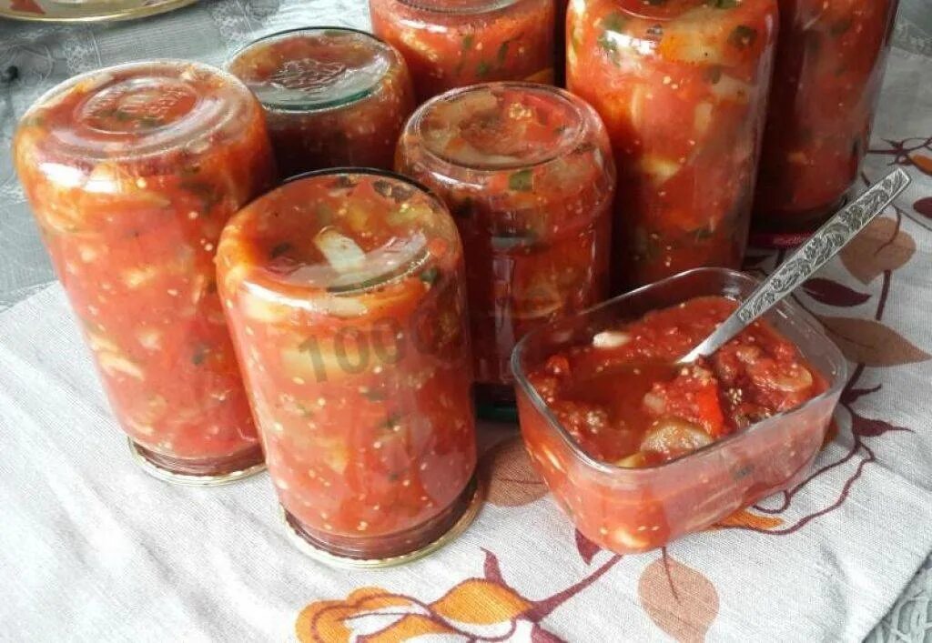 Помидоры закрутка. Аппетитка на зиму из помидор. Салат из помидор на зиму. Томаты и перцы. Салат на зиму огурцы помидоры лук.