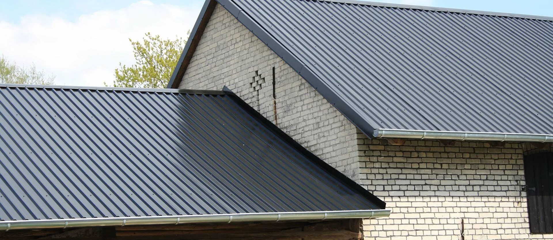 Кровля серый 7024 профлист. Кровля профлист 7024. Профнастил с 21 серый графит. Крыша из белого металлопрофиля. Ral 7024 профнастил крыша.