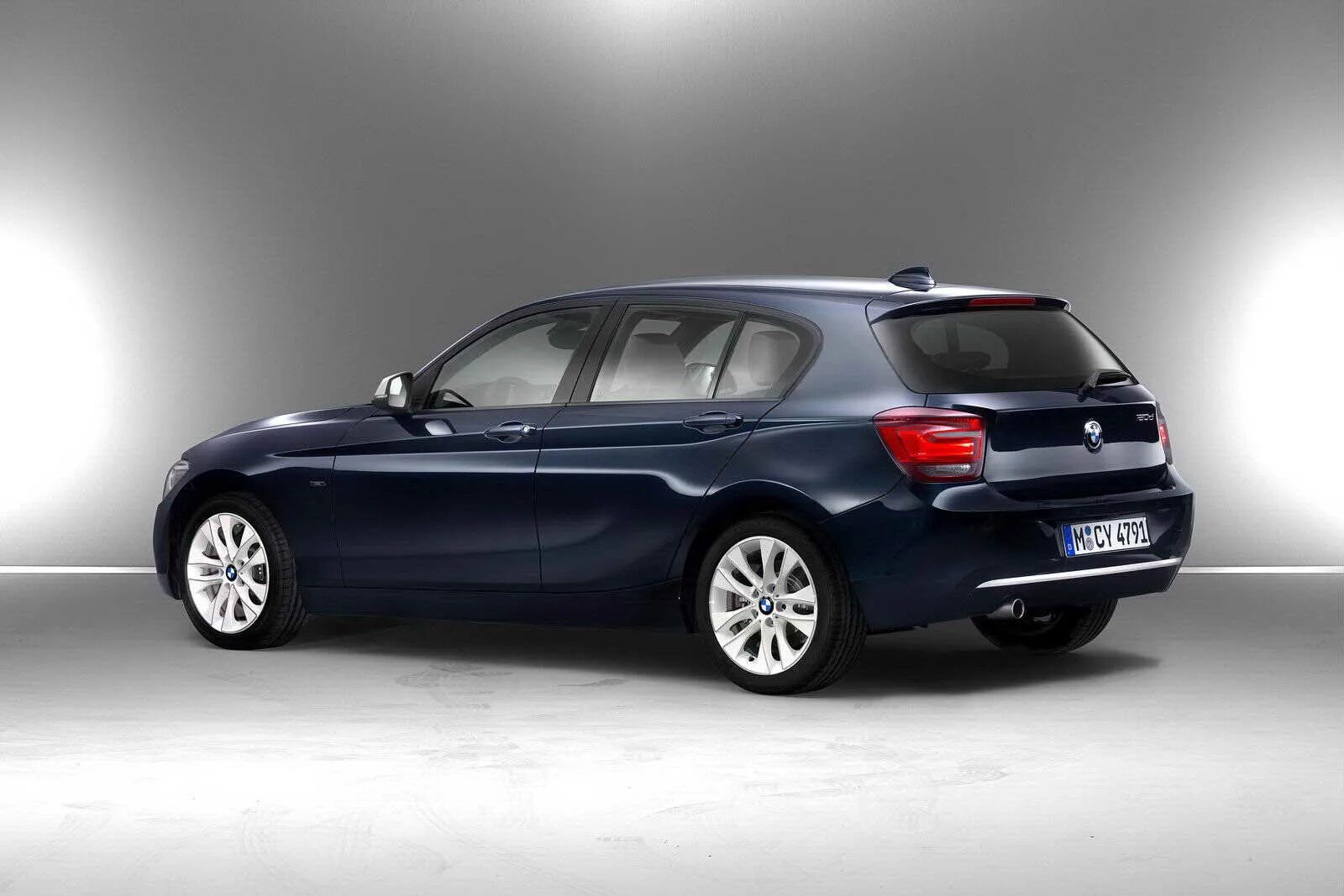 Автомобиль bmw 1. BMW 1 Series f20. БМВ 1 хэтчбек. BMW 1 Series 2012. BMW serie 1 2011.