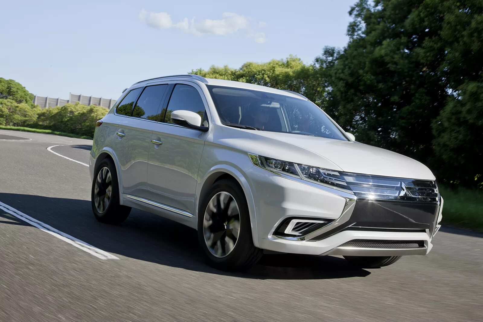 Phev гибриды. Mitsubishi Outlander PHEV. Мицубиси Аутлендер PHEV. Mitsubishi Outlander Hybrid PHEV. Митсубиси Аутлендер PHEV 2015.