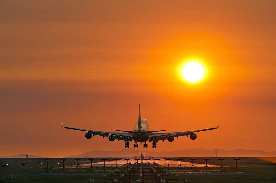 Навстречу вылетел самолет. Boeing 747 закат. боинг 747 на закате. вылет самолета. боинг 747 в небе на закате.