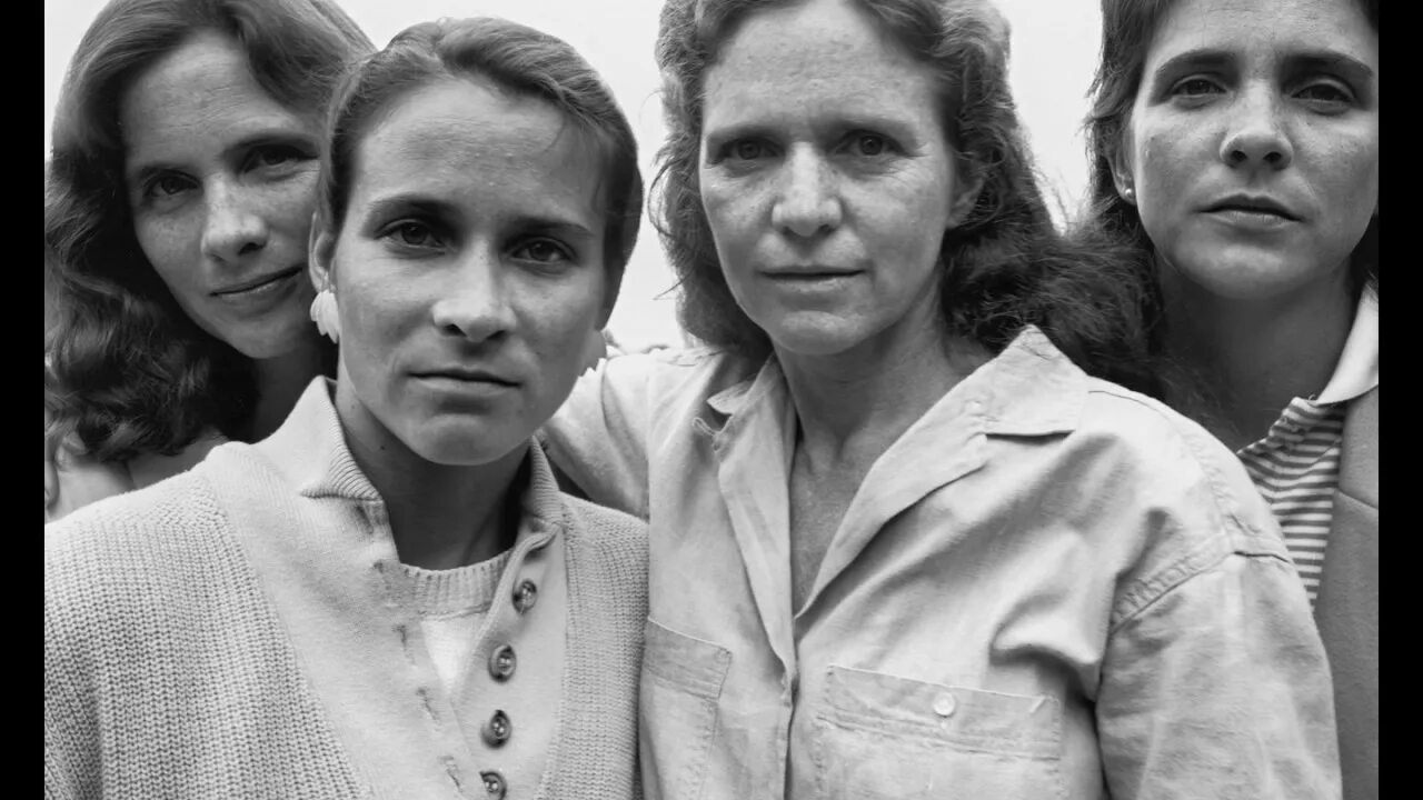 4 сестры 1975. Сестра 40 лет фото. Сорок сестер. Сестры браун 2019. Сорок сестер.