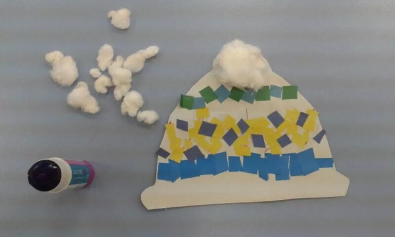 зимняя шапка аппликация для детей. поделка варежка. аппликация в средней группе одежда зимой. поделки на тему одежда. шапка поделка для детей.