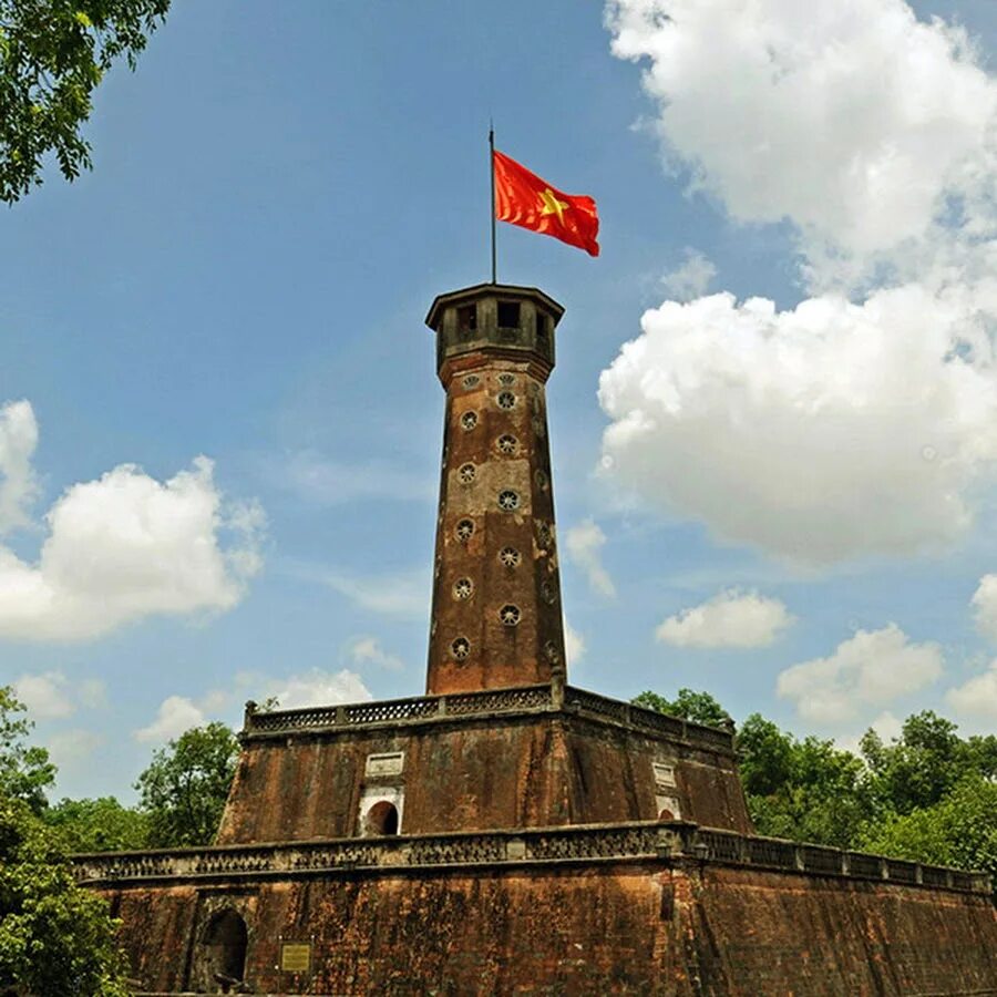 Башня Ханоя. Вьетнам башня с флагом. Flag Tower in Hanoi. Башня ханой