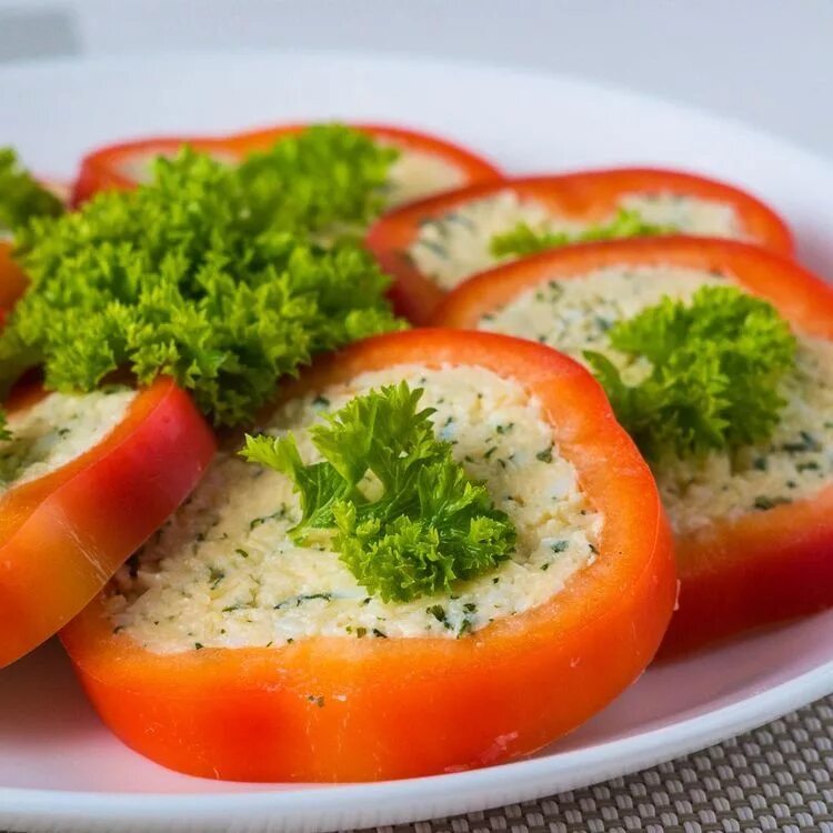 Перец закуска рецепты. Закуски из овощей. закуска из перца. закуска из болгарского перца. холодные овощные закуски.