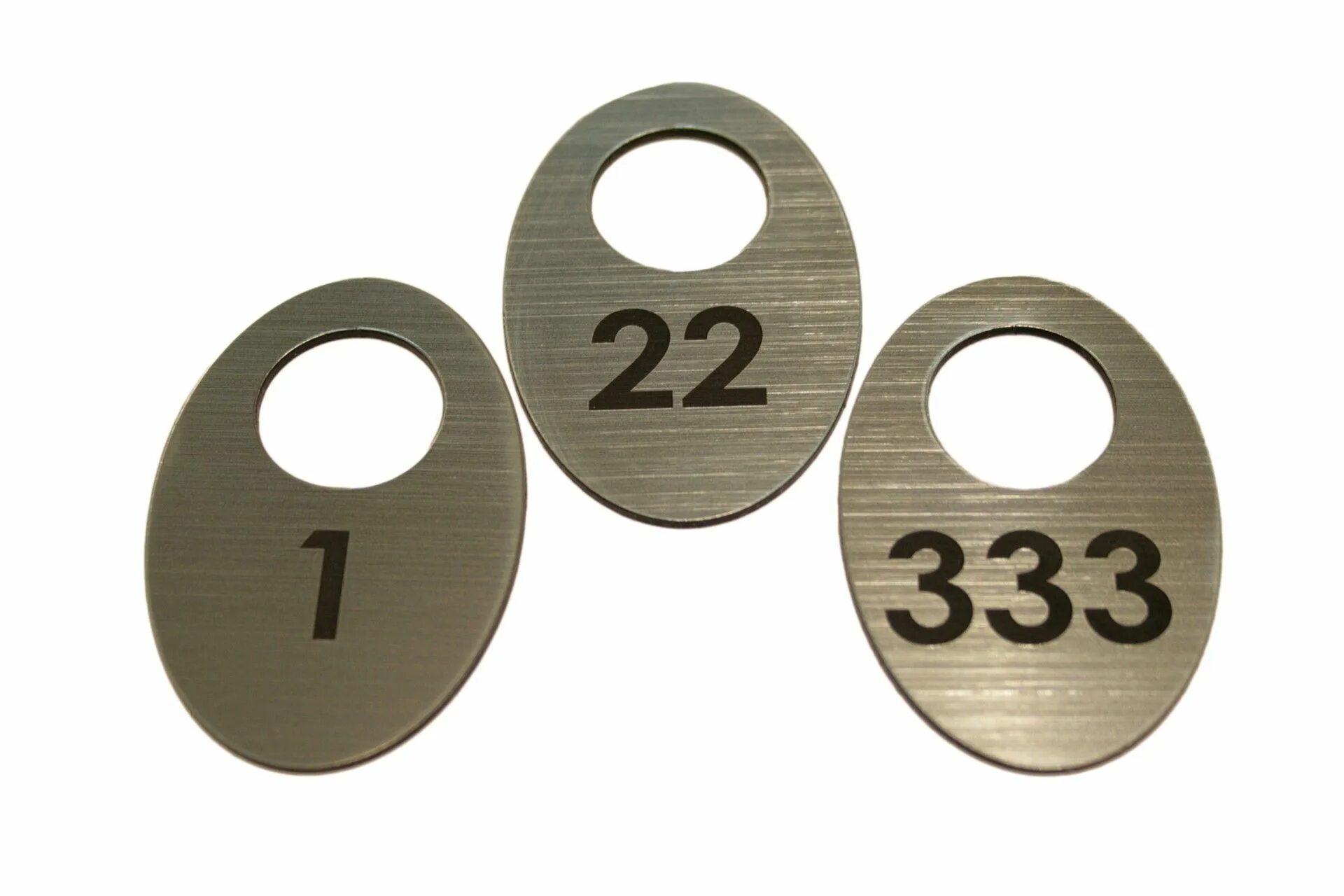 Гардеробные номерки. Номерки из двухслойного пластика. Пластиковые номерки для гардероба. Номерки на вешалки. Номерки для гардероба из дерева.