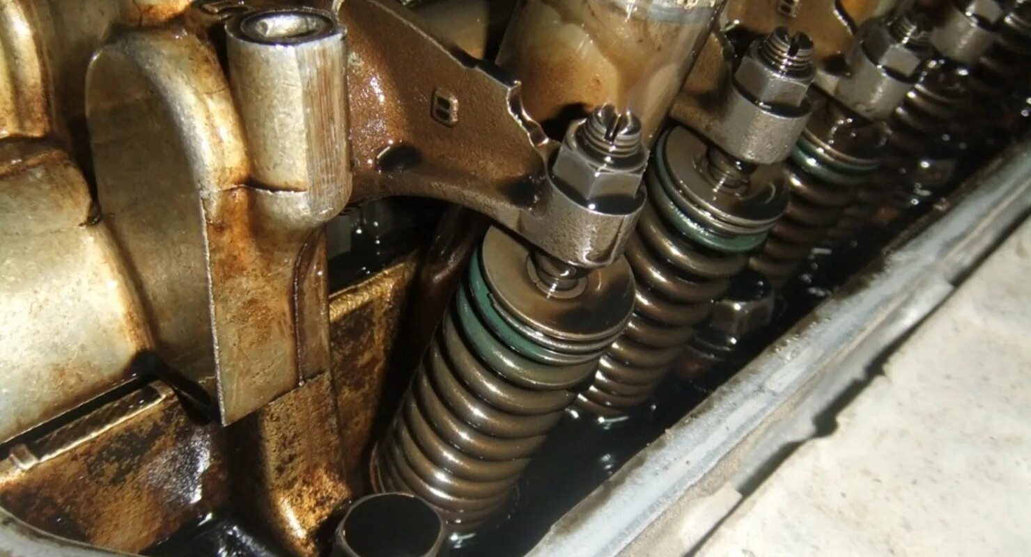 Стучит движок. Двигатель d15b пружины клапанов. Стук клапанов. Постукивание клапанов. Стук в двигателе.