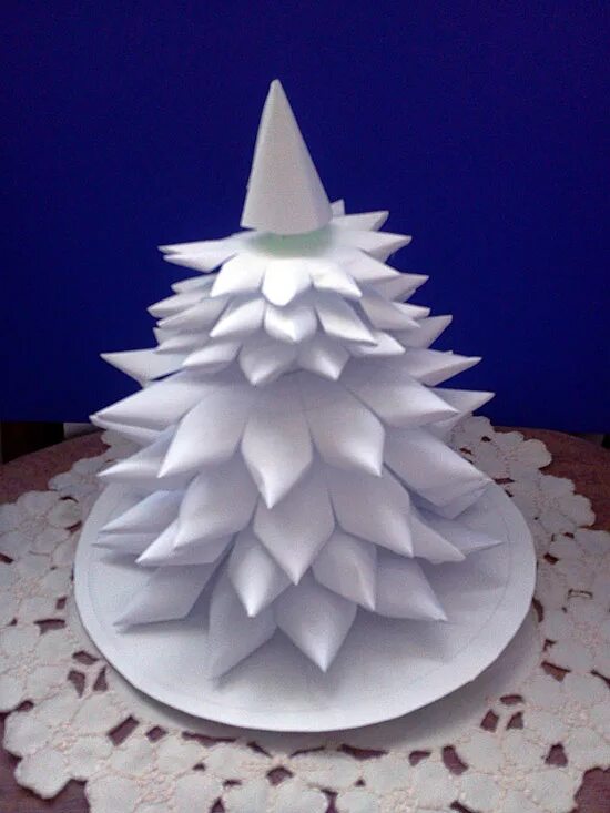 елка из белой бумаги. объемная елка. как сделать елочку из белой бумаги. елка из бумаги. новогодняя елка из бумаги объемная.
