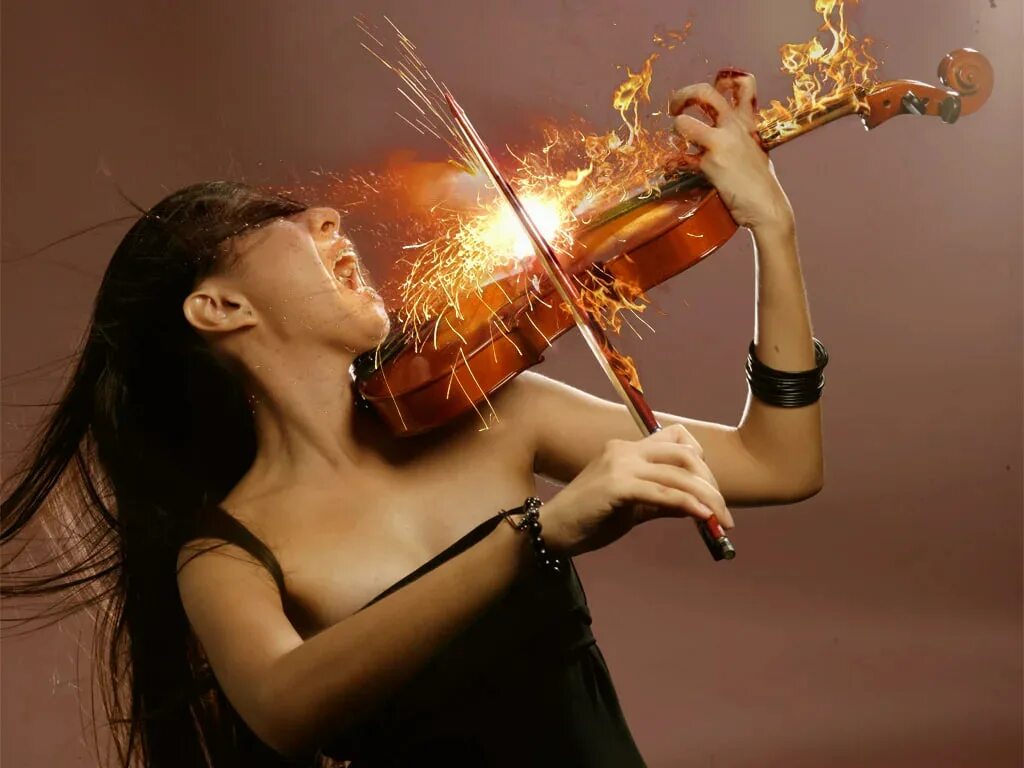 Скрипка в огне. Человек с музыкальным инструментом. Страсть эмоция. Девушка с музыкальным инструментом.