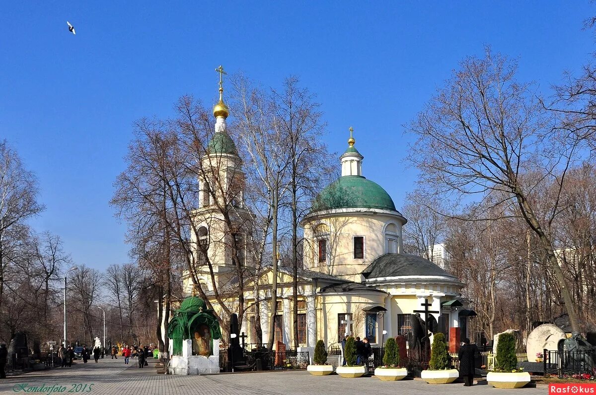 Храм Воскресения Словущего Ваганьково. Церковь Воскресения Словущего на Ваганьковском кладбище. 1824 — Храм Воскресения Словущего на Ваганьковском кладбище. Храм на Ваганьковском кладбище Воскресения. Воскресения словущего на ваганьковском кладбище