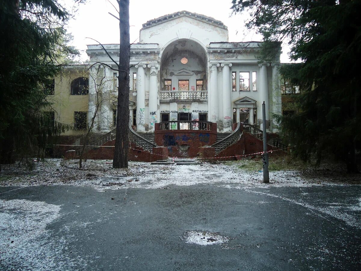 Речкуновский санаторий бердск. Речкуновский санаторий новосибирск. Заброшенный санаторий речкуновка. Речкуновский санаторий новосибирск. Санаторий призрак речкуновский.