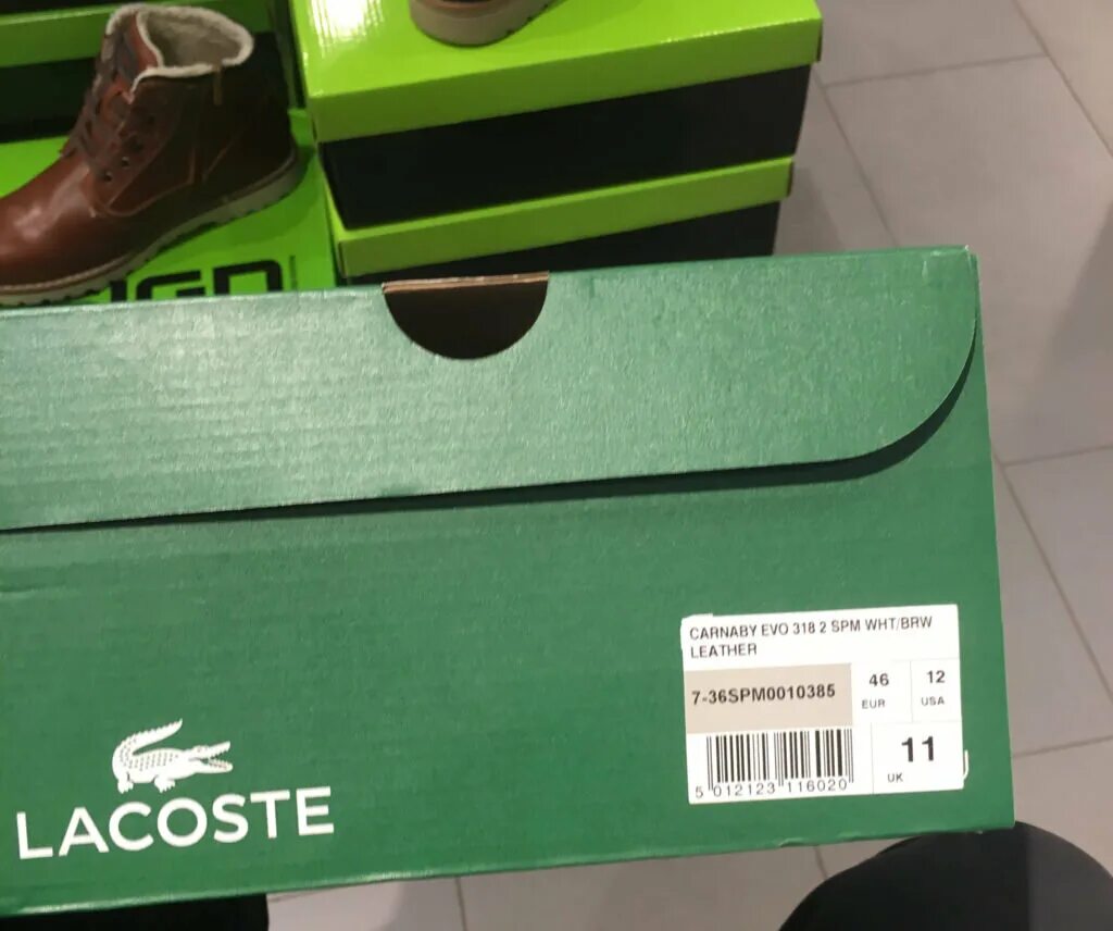 Как отличить lacoste. Коробка лакоста кроссовки. Коробка от кроссовок Lacoste. Коробка зеленая для обуви лакост. Оригинал коробка лакоста.