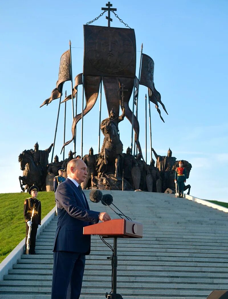 Открытие памятника александру. Самолва мемориальный комплекс Невскому. Мемориал Александру Невскому в Пскове на Чудском озере.