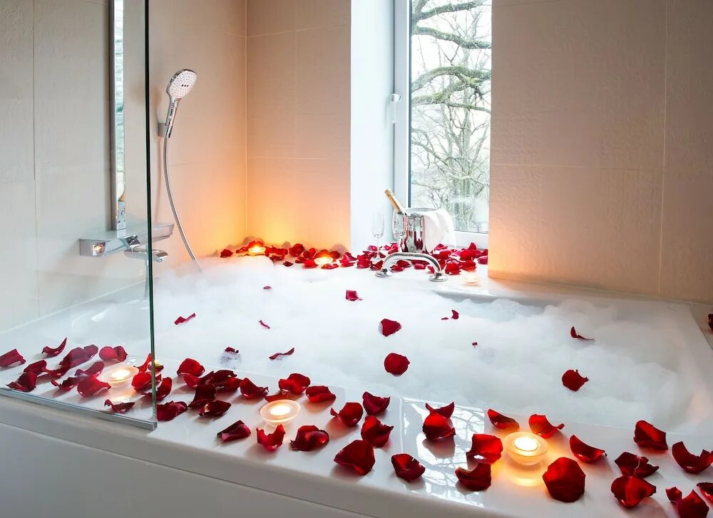 Сюрпризы для ванны. Джакузи с лепестками роз. Романтическая ванна. Ванная с лепестками роз и свечами. Ванна с лепестками роз.