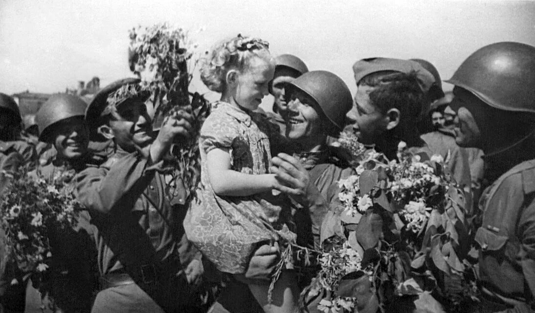 9 мая фронт. Встреча солдата. Встреча солдат с фронта. Солдаты Победы 1945. Встреча победителей с войны.