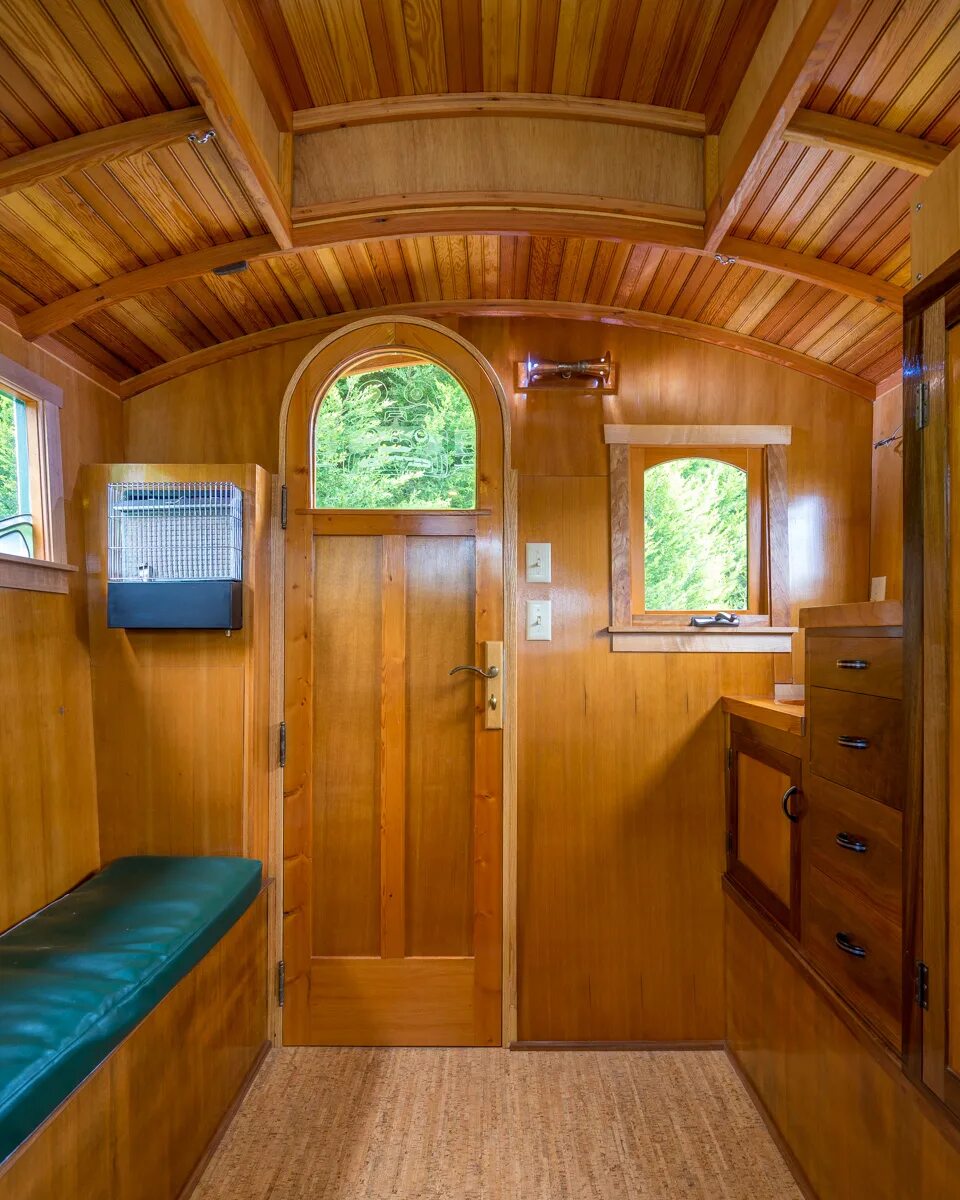 Интерьер вагончика для жилья. Вагончик для жилья фото. Бытовка с вагон-домом. Дом из бытовок. Тини хаус.