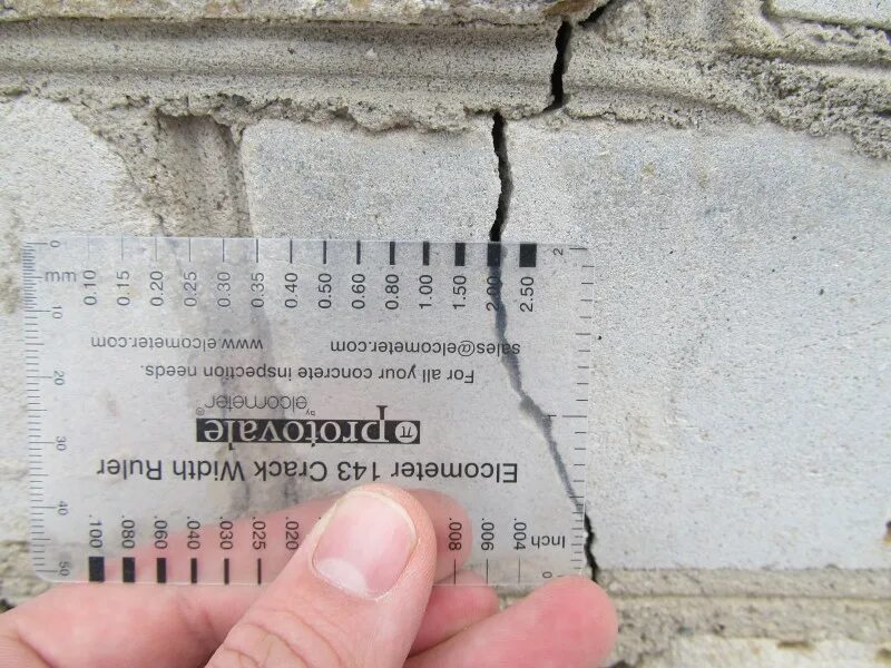 Измерение трещин. Замер раскрытия трещин в бетоне. Шаблон-линейка для измерения ширины раскрытия трещин. Измерение ширины раскрытия трещин в бетоне. Шаблон для измерения ширины раскрытия трещин.