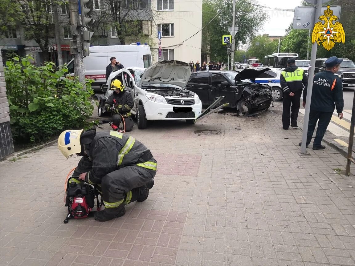 Новости калуги сегодня свежие события. Суворова Рылеева аварии Калуга. Калуга авария перекресток Суворова Рылеева. Вчерашняя авария г Калуга в центре.