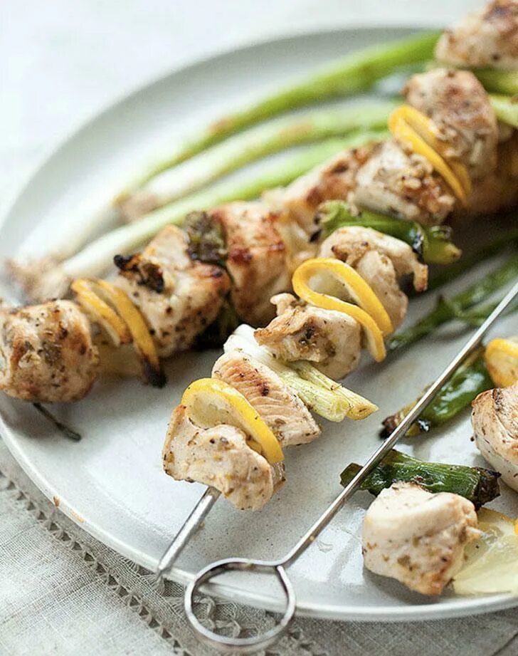 Шашлык из куриной грудки рецепт. Шашлык из. куриные шашлычки. шашлычок из курицы. шашлык из куриной грудки.