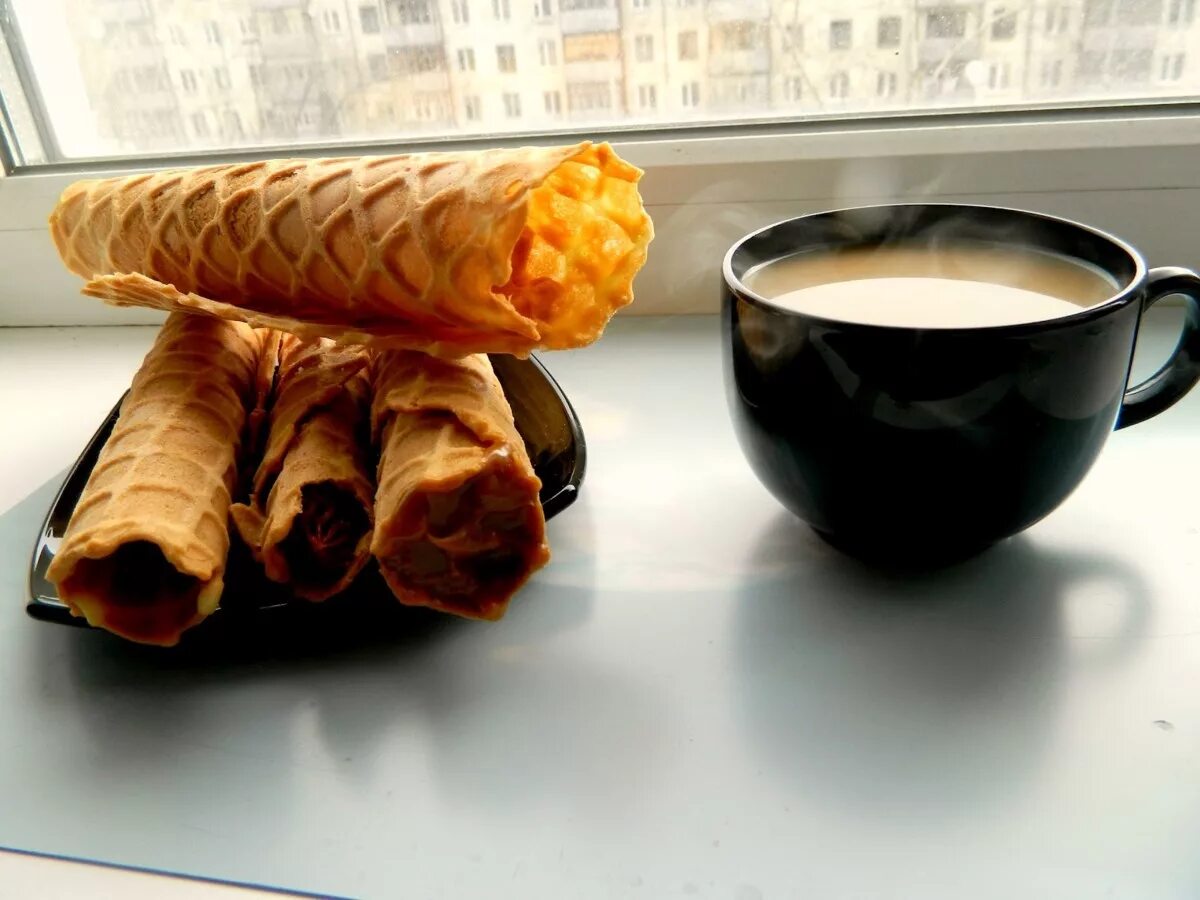 Чай пью со сгущенкой. Чай с вафлями. вафли с чаем. кофе трубочка со сгущенкой. трубочки вафельные с чаем.