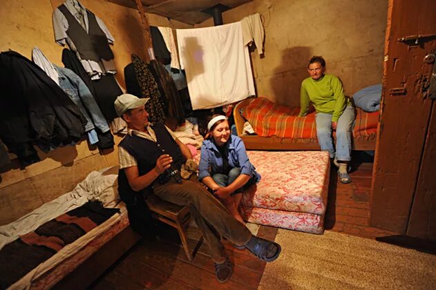 Тихий приют для бездомных бедолаг 10 букв. Социальный приют для бездомных. Социальный приют для бездомных. Интернат для бездомных людей. Тихий приют для бездомных бедолаг 10 букв.