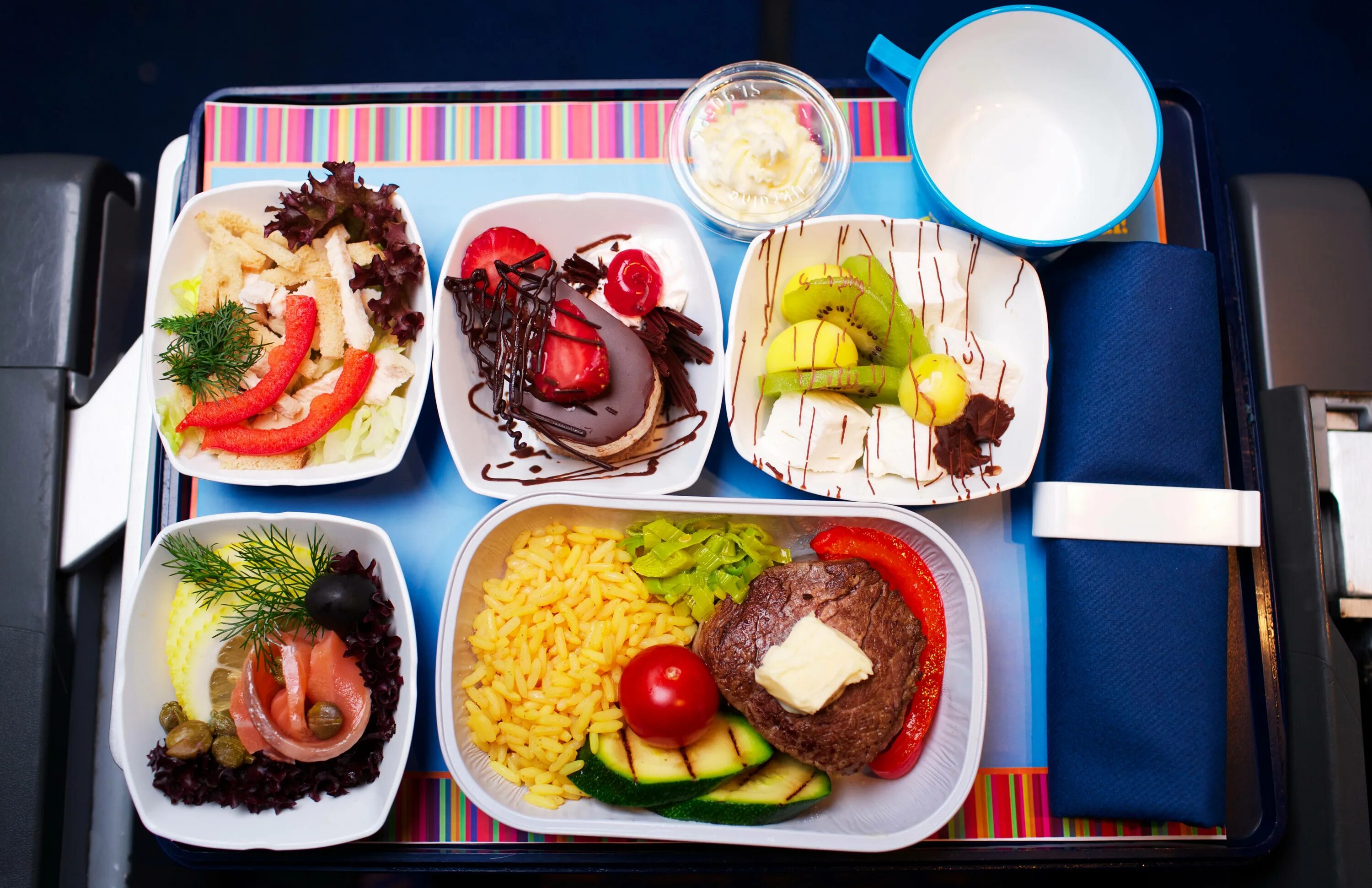 Самолете дают еду. Еда в самолете. Обед в самолете. Завтрак в самолете. Еда на борту самолета.