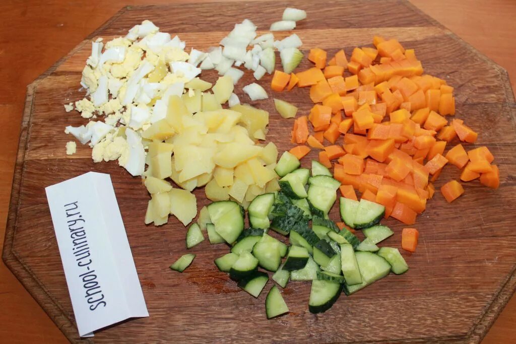 Салат картофель кукуруза. Салат с картошкой и горошком. Салат из картошки морковки и яиц. Салат слоеный кукуруза огурцы. Салат с яичным желтком.