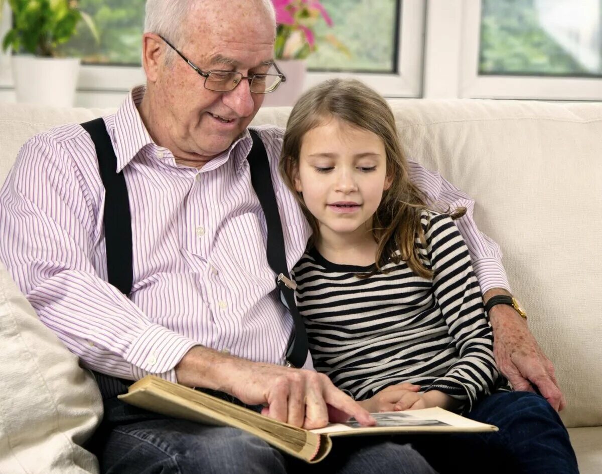 Grandpa daughter. Дедушка и внучка. Дедуля с внучкой. Дедушка с внучками. Дед и внук.