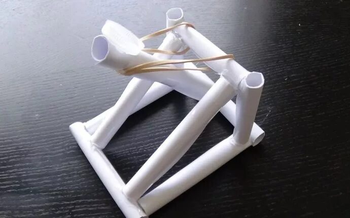 Рогатка из бумаги своими руками. Как сделать рогатку из бумаги. Рогатка стрельбы бумага. Оригами оружие рогатка. Рогатка из бумаги.