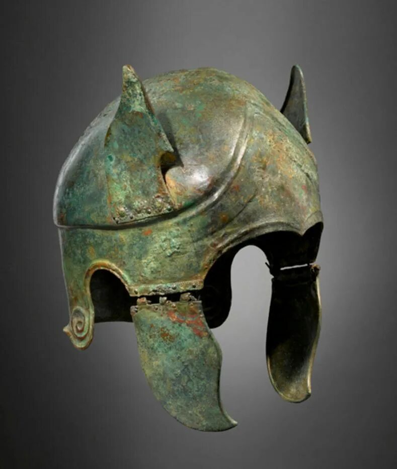 Аттический шлем древней Греции. Коринфский шлем в 4 веке до н.э. Шлем бронза сарматы. Римский аттический шлем. Доспех древня