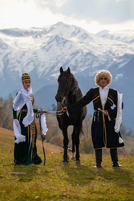 Карачаевцы это. Карачаевцы и балкарцы. Алтайская: балкарцы, Карачаевцы. Карачаевцы Карачаево Черкессия. Национальный костюм карачаевцев.