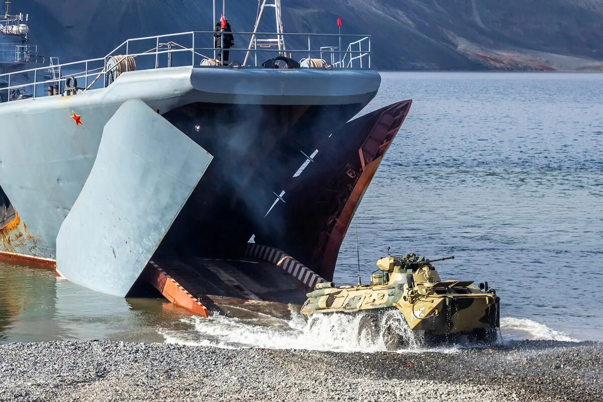 ВМФ РФ морская пехота Северный флот. Морская пехота высадка десанта с БДК РФ. Высадка десанта БДК ВМФ России. БДК И морская пехота.