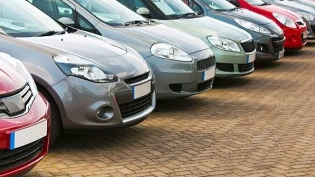 Машины в автосалоне. Автопродажа. Займ под залог автомобиля. Новые авто за наличный расчет. Авто и деньги.