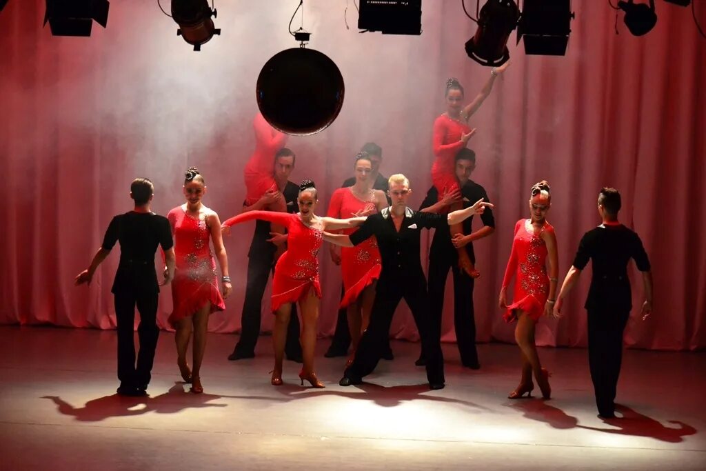 Империя танца сарапул. Коллектив радуга дк заря сарапул. Флеш танцы сарапул. Хореографические конкурсы современного танца. Линия танца сарапул.