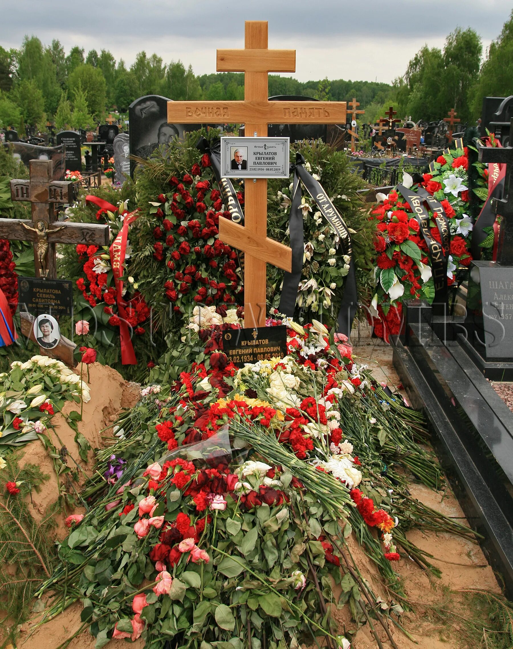 Кладбище похороненных актеров. Могила Юрия розанова на Митинском кладбище.
