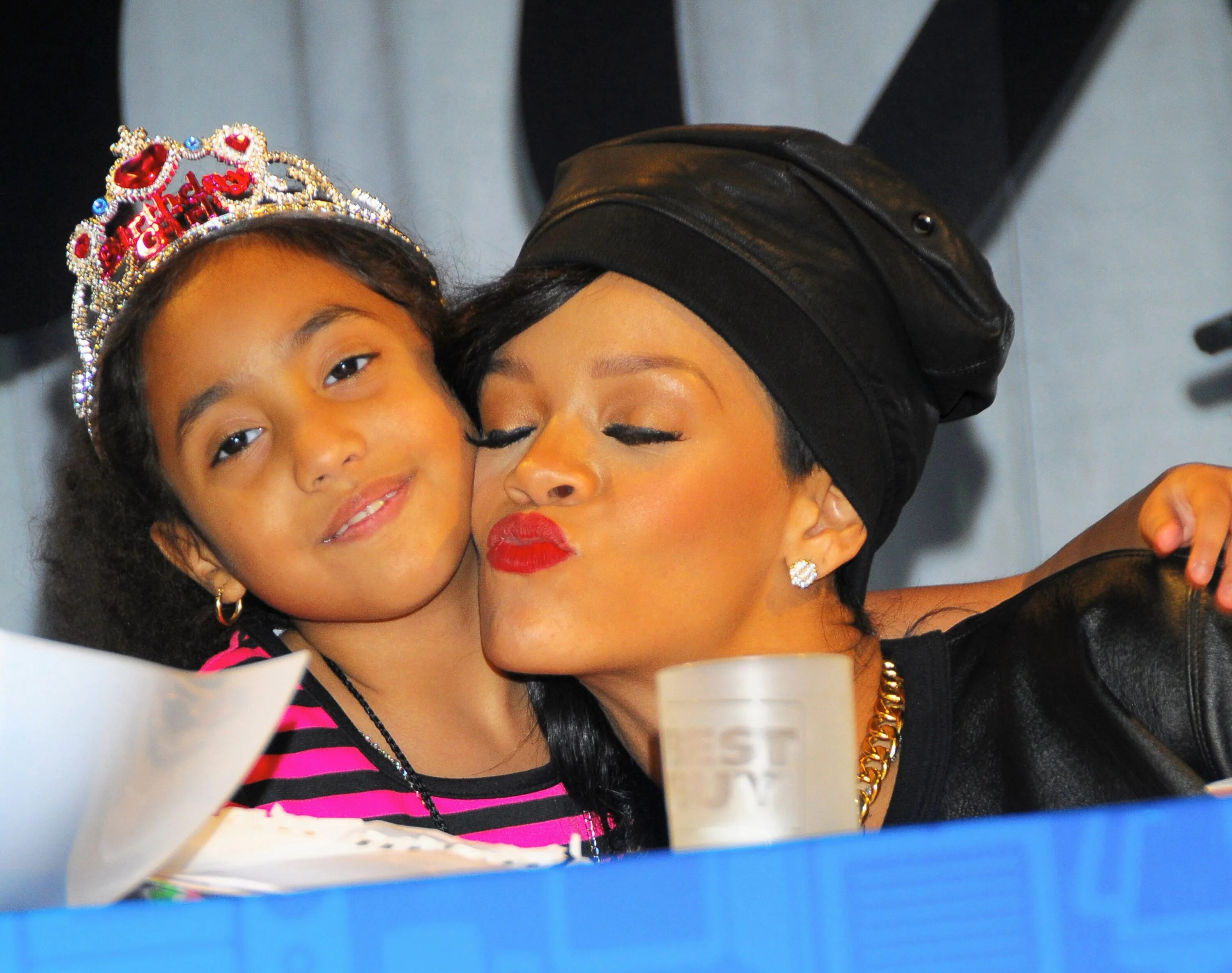 Сколько детей у рианны. Дочь Рианны. Рианна с мамой. Rihanna с дочкой. Рихана и ее мама.