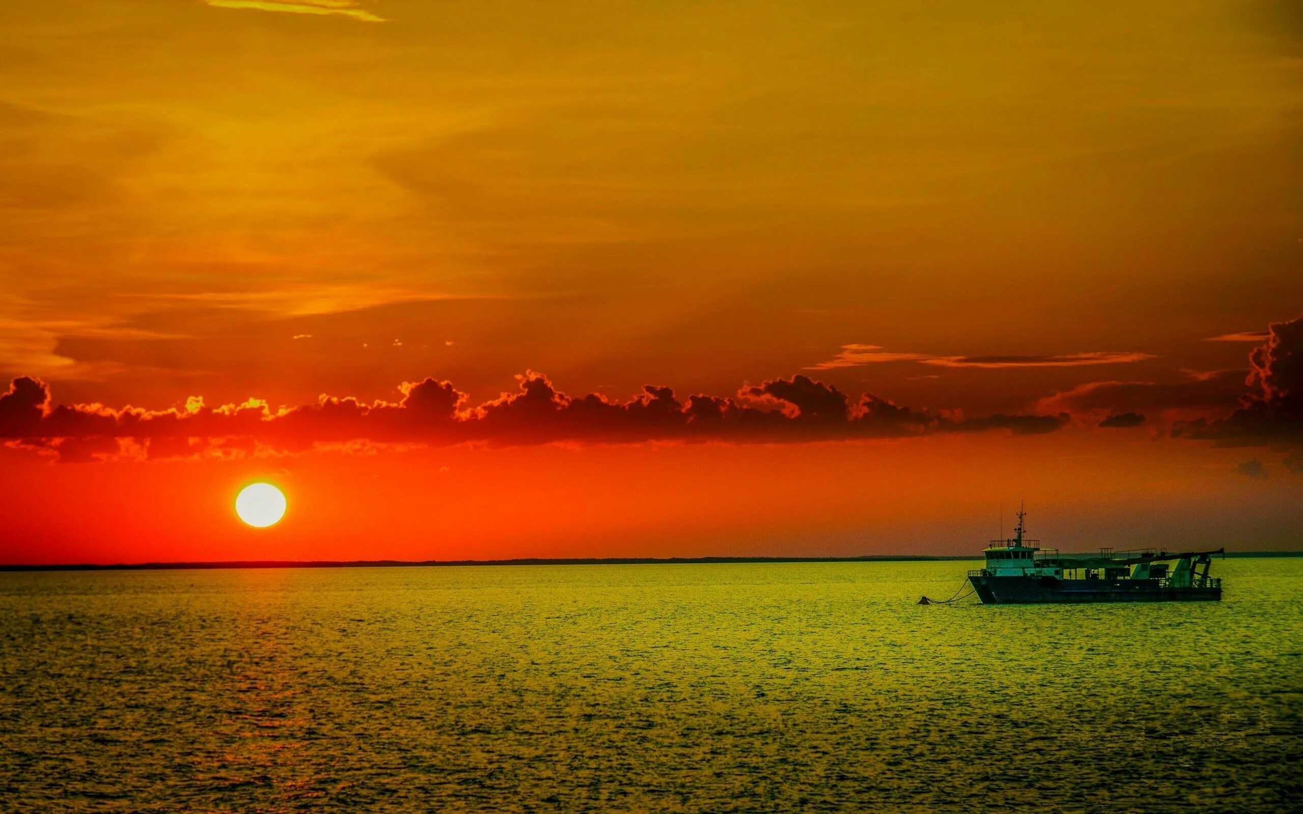 море песчаный пляж. песня жара жара жареное солнце больших городов. потемневшее от пыли голубое южное небо мутно. рассвет над океаном. в тихую месячную ночь мы отправились на рыбную ловлю жаркое.