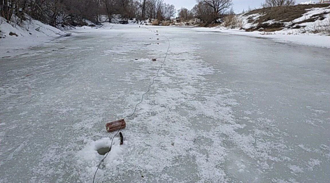 Будет ли лед по пушкинской карте. Выпиливание льда на реке. Взрыв льда в Петровске Саратовской. Зимняя рыбалка на Терсе в Саратовской области. Поворот реки.