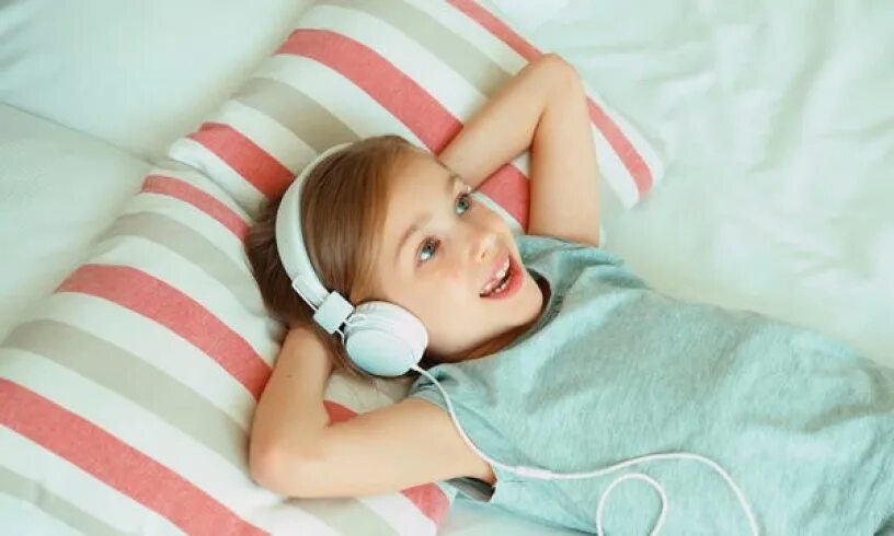 Ребенок с наушниками. Маленькие дети слушают музыку. Маленькие дети слушают музыку. Мальчик в наушниках. Ребенок в наушниках.