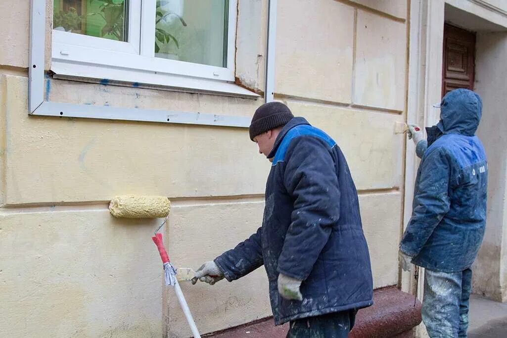 Какой краской можно красить на улице. Покраска наружных стен. перхлорвиниловая окраска фасадов это. фасадная краска для стен. покраска стен фасадной краской снаружи.