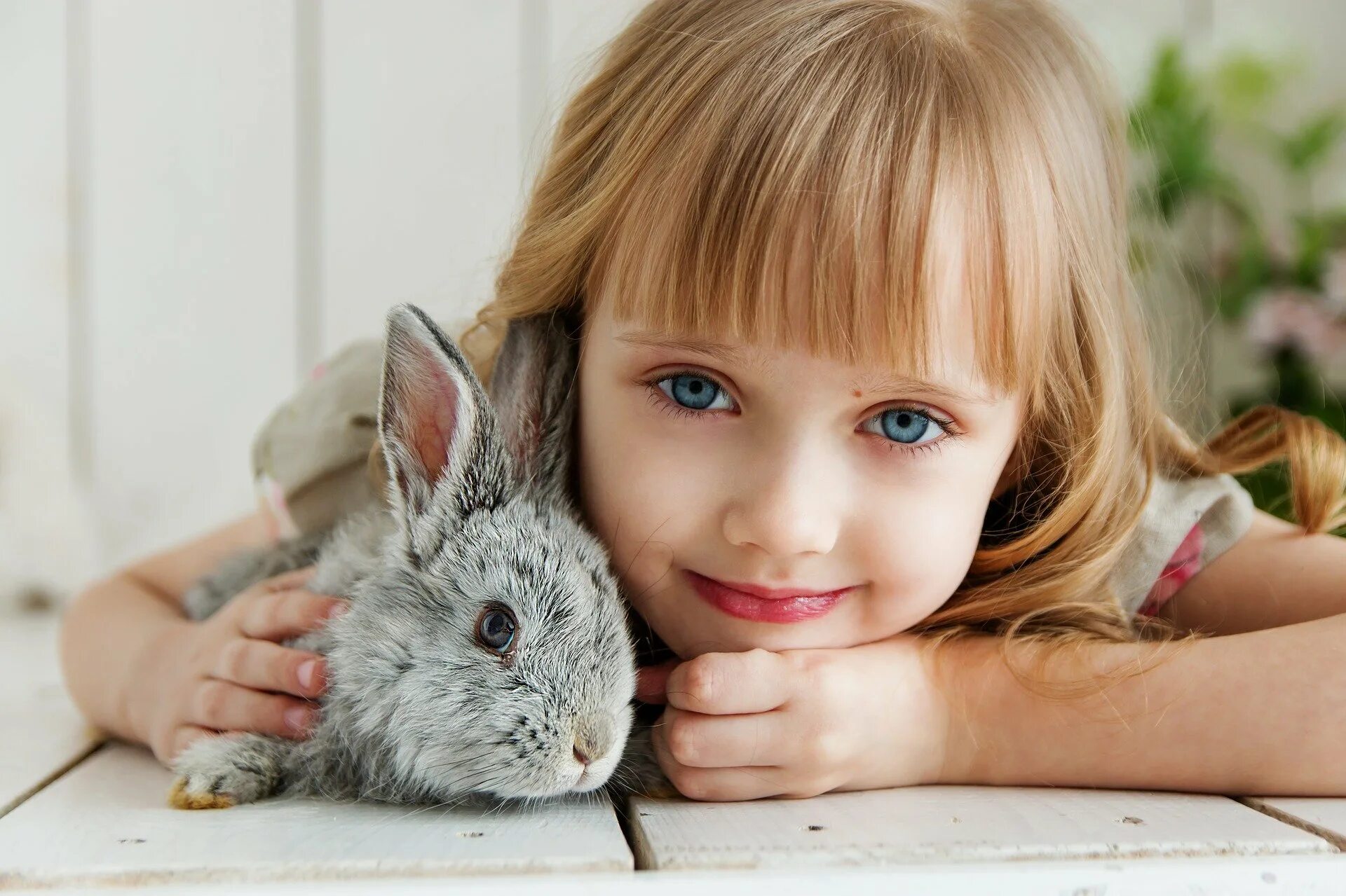 Очаровательный ребенок. Маленькая девочка с кроликом. Фотосессия с кроликом. Домашние питомцы. Для детей. Животные.
