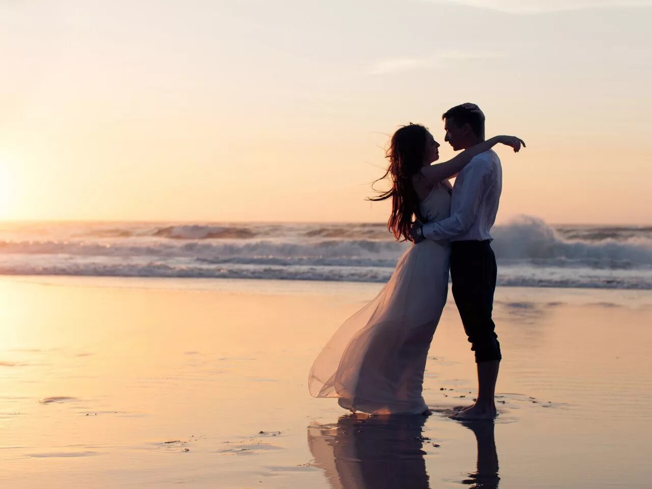 Счастливые влюбленные. Влюбленные на берегу моря. Свадьба на берегу моря. Влюбленные пары на море.
