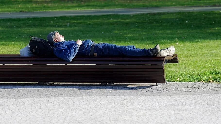 Засыпает в парке вечер. Спящий в сквере человек. Заснул в парке. Дедушка заснул в парке.
