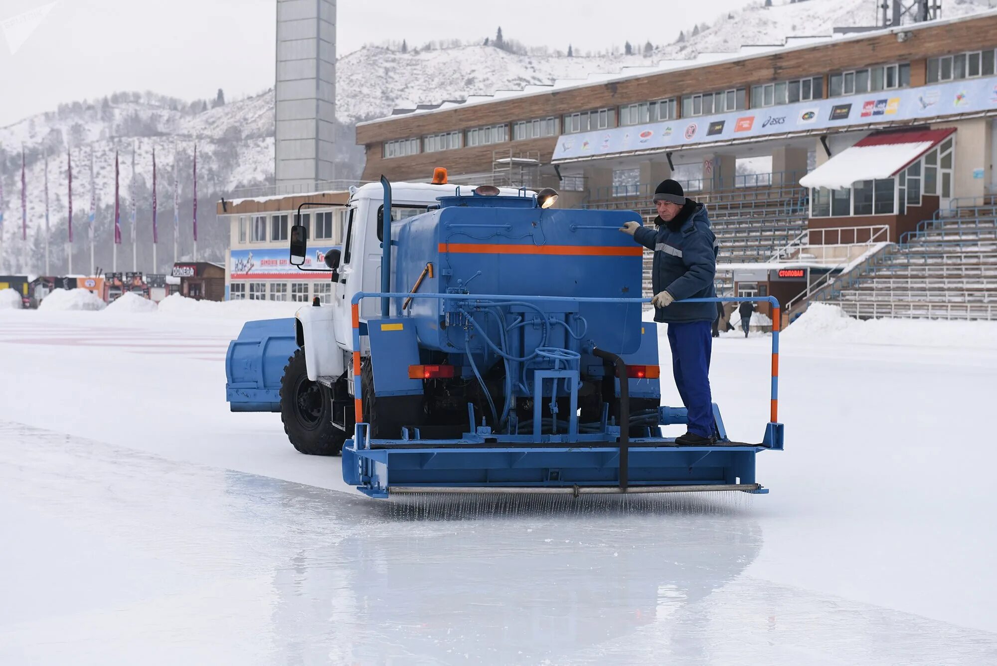 Машина для льда на катке. Ледовый комбайн zamboni. Заливочная машина для катка. Машина для льда на катке. Машина для уборки льда.