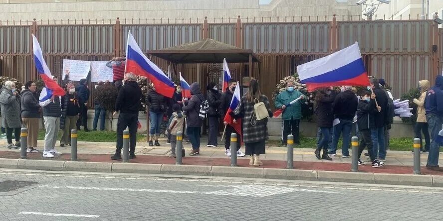 Митинг в поддержку России. Митинг в поддержку Украины посольство России. Митинг на Кипре в поддержку России. Митинг с флагами России. Проходят митинги в поддержку